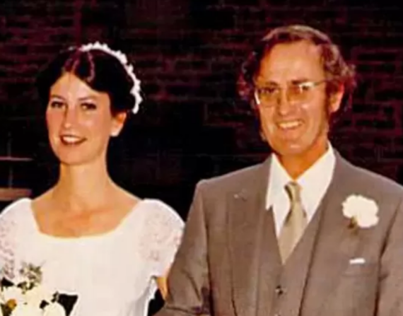 Jenny junto su padre Hamish Dawson, el día de su boda en 1980.