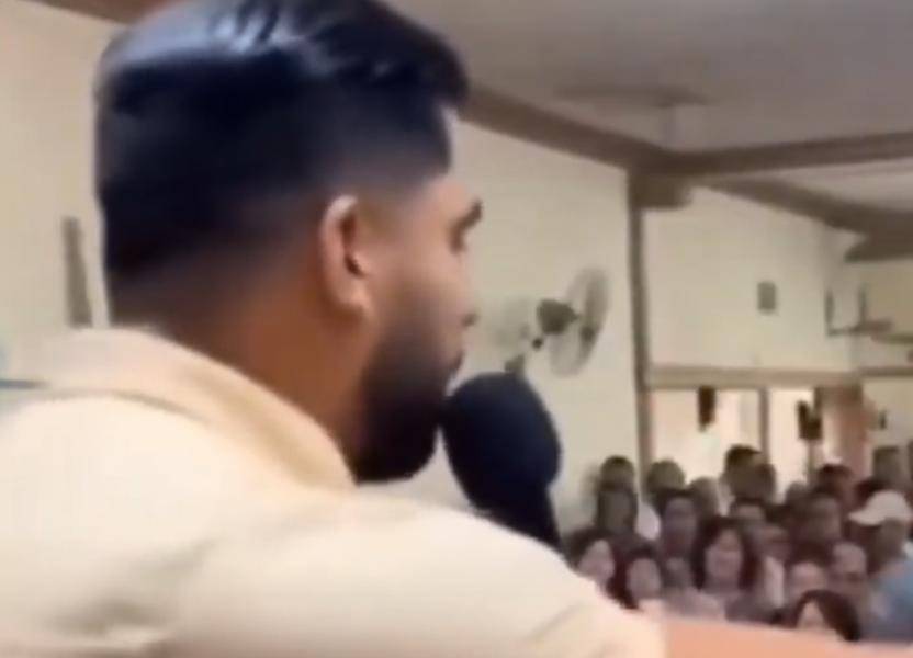 Pastor evangélico genera controversia al pedir a su congregación ofrendas para dos iPhone 17