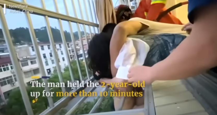 Arriesga su vida para salvar a una niña de dos años en China