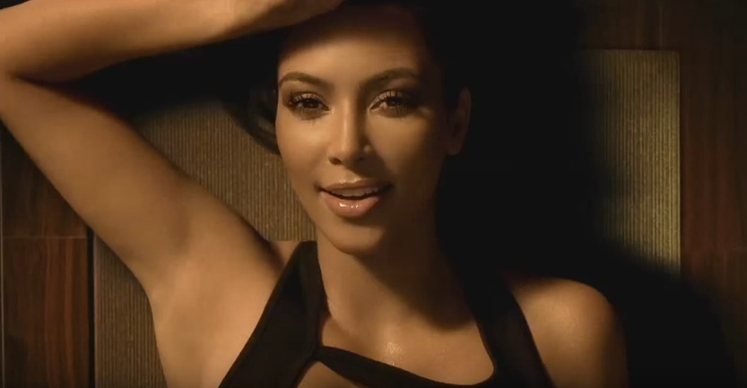 El polémico comercial que grabó Kim Kardashian para una marca de zapatos