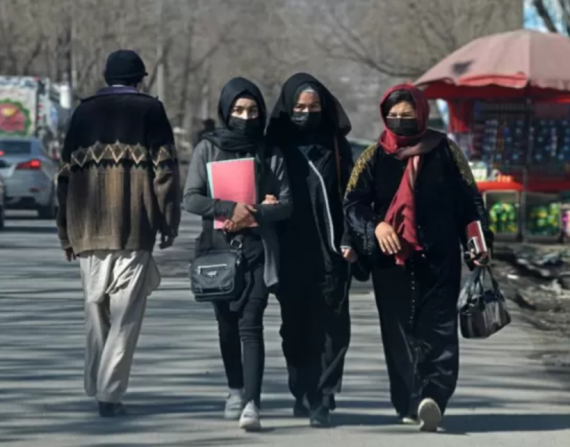 Afganistán: los talibanes eliminan el acceso de las mujeres a las universidades