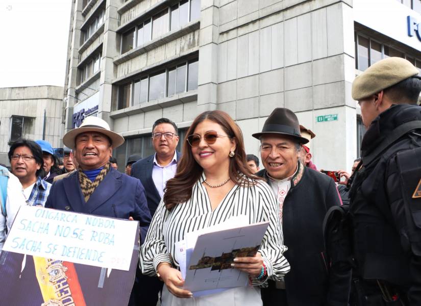 La asambleí­sta Sofí­a Espí­n en las afueras de la Fiscalía junto a otros legisladores.