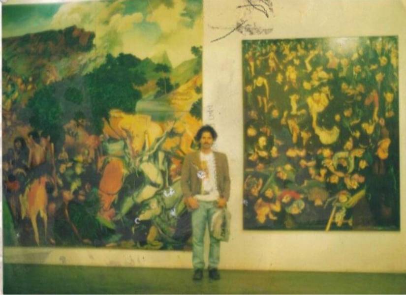 Luigi Stornaiolo posándo junto a sus cuadros en la bienal de Sao Paolo en 1994.