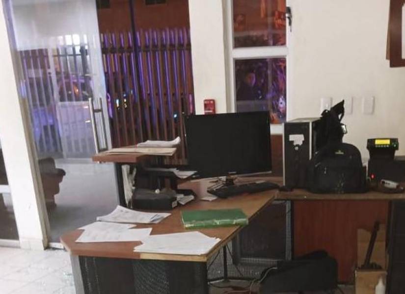 En este escritorio se encontraba Verónica Songor cuando empezó el ataque armado contra la UPC de Socio Vivienda en Guayaquil.