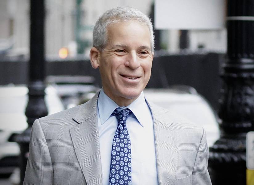 El abogado de Sean Diddy Combs, Brian Steel, llega al Tribunal Federal del Distrito Sur de Nueva York, donde comienza la selección del jurado en el juicio federal por delitos sexuales contra Sean Diddy Combs, que se celebrará en Nueva York el 5 de mayo de 2025.