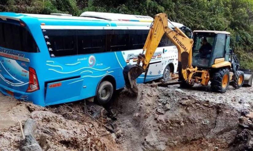 Un bus quedó atrapado en la vía que conecta Carchi con Sucumbíos, en la zona conocida como 'La Fama'.