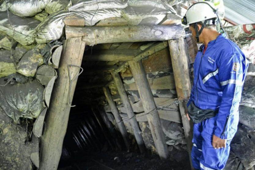 Cuatro mineros atrapados en socavón de oro en Colombia