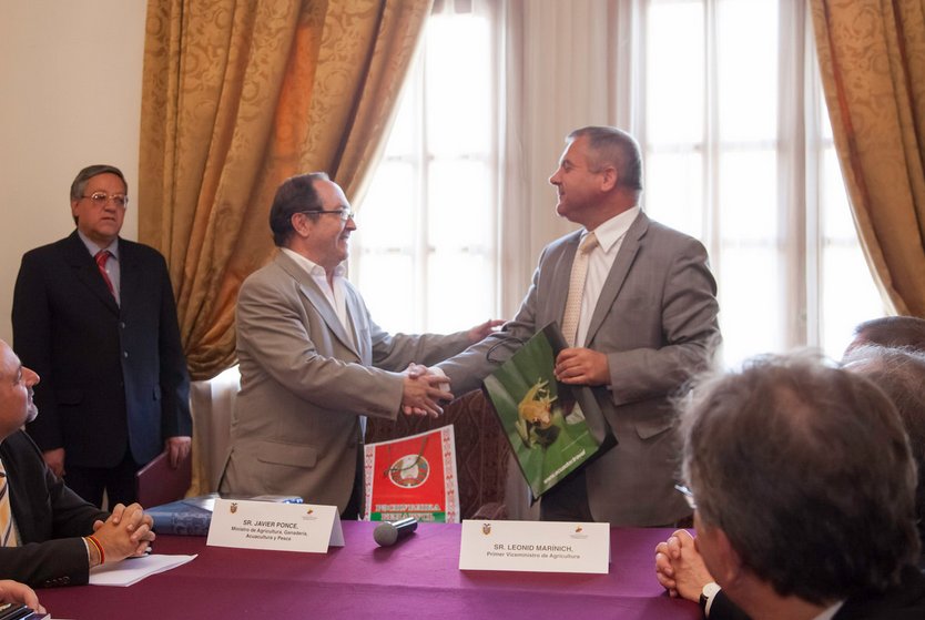 Ecuador y Bielorrusia firman un acuerdo mutuo de exención de visados