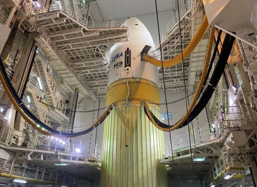 Los bomberos en la escena lograron extinguir las llamas dos horas después de la explosión del cohete.