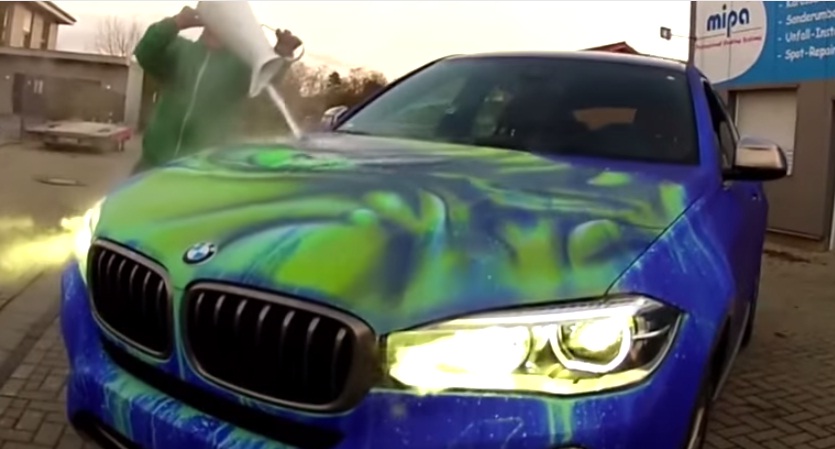 (VIDEO) El asombroso cambio de un auto al echarle agua