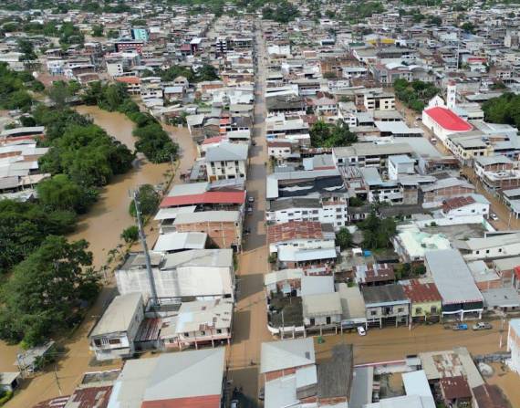 En este cantón manabita se ha declarado la emergencia. El 70 % de las viviendas del casco urbano está inundado.