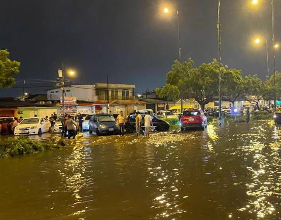 Imagen de la avenida Isidro Ayora, a la altura de Samanes, que quedó totalmente cubierta de agua.
