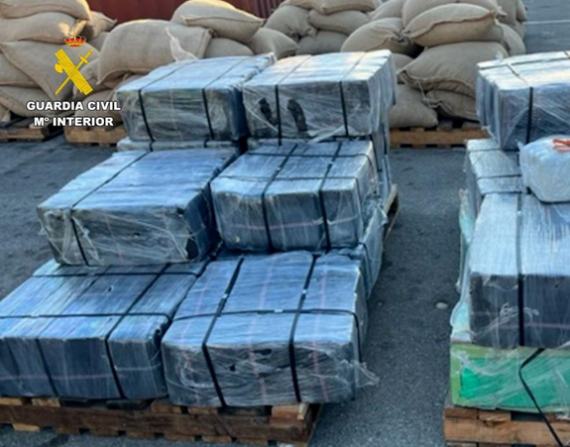 Efectivos del Servicio de Vigilancia Aduanera de la Agencia Tributaria y agentes de la Guardia Civil registraron los contenedores y descubrieron la cocaína en el puerto de Barcelona.