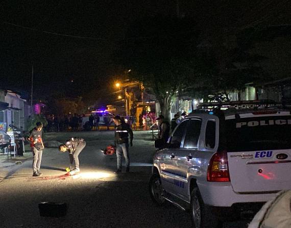 Policías levantan indicios tras un crimen.