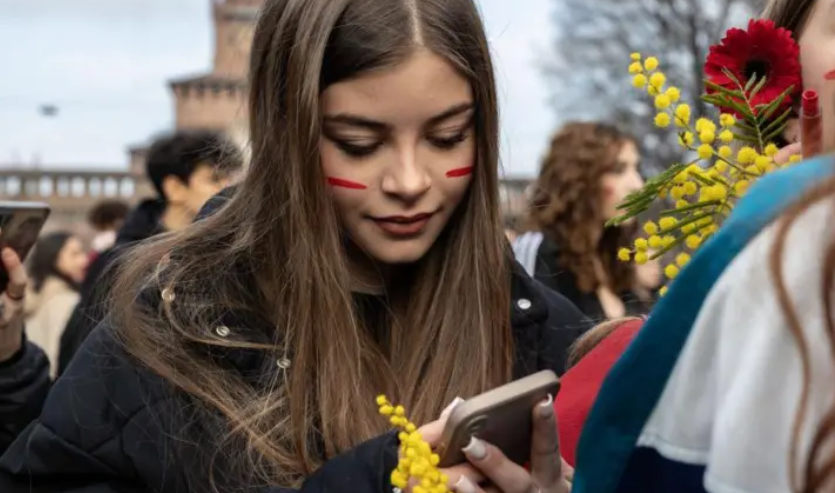 En las escuelas que prohibieron los teléfonos móviles se vuelven a oír risas en los pasillos: qué propone un famoso psicólogo para despegar a los niños de las pantallas