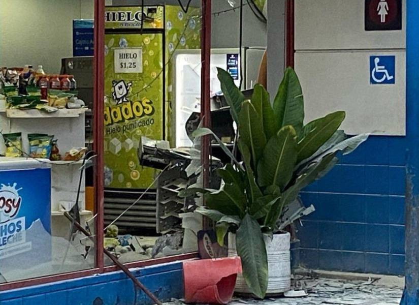 Imagen de un cajero destruido en una estación de servicio, en el sur de Guayaquil.