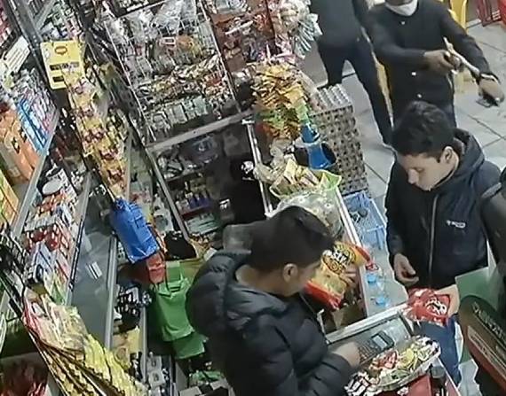 Momento en el que los delincuentes asaltan la tienda de abarrotes en San Rafael.