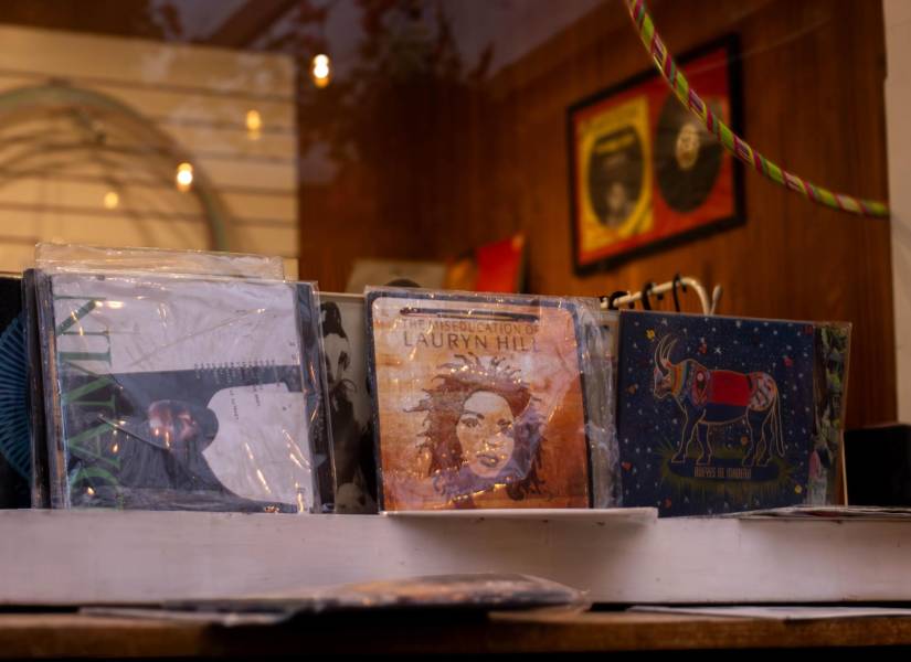 La voz de Ms. Lauryn Hill, cantante de los Fugees, sonó con Lost Ones o los versos de A Tribe Called Quest, uno de los pioneros en la mezcla entre jazz y rap.