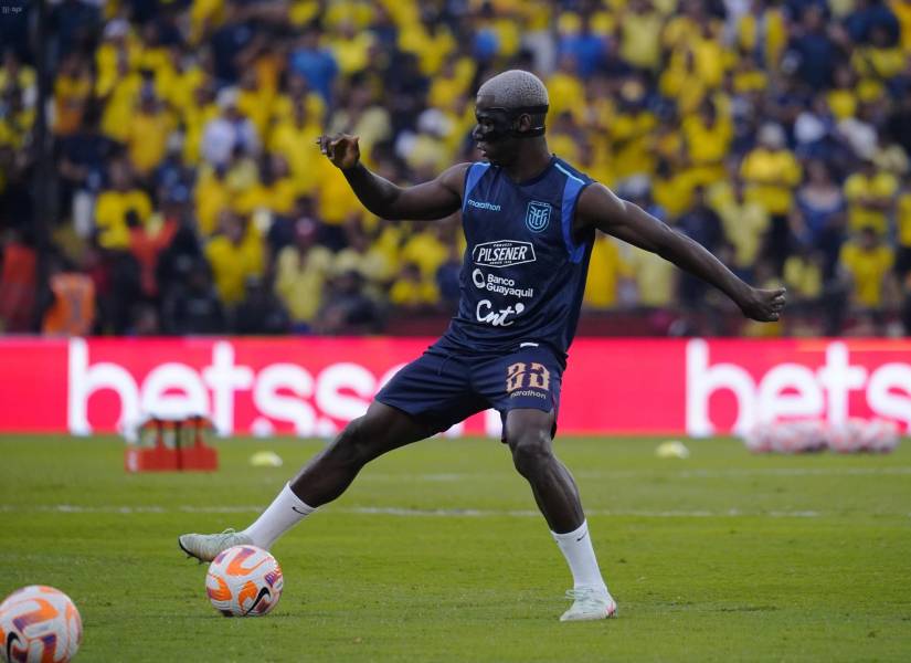 Moisés Caicedo en trabajo competitivo con la selección de Ecuador.
