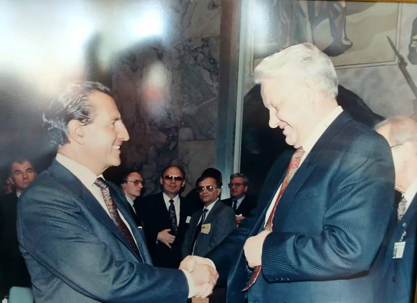 Borja saluda con el presidente ruso Boris Yeltsin.