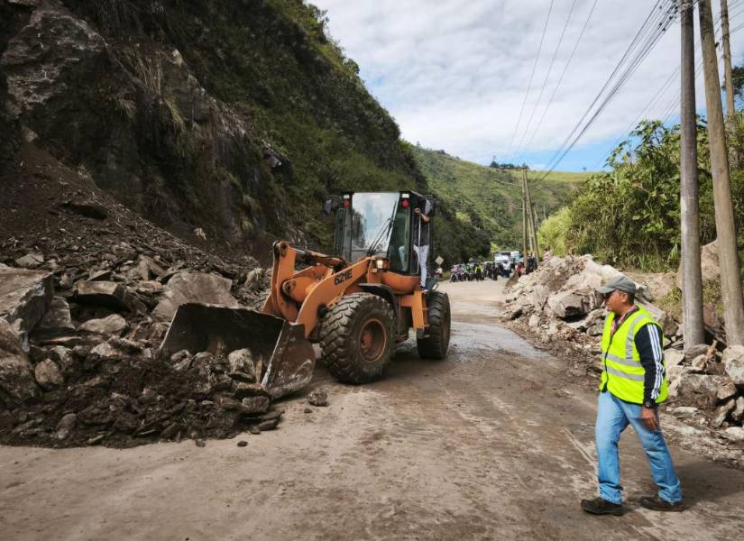 Labores de limpieza en la vía.