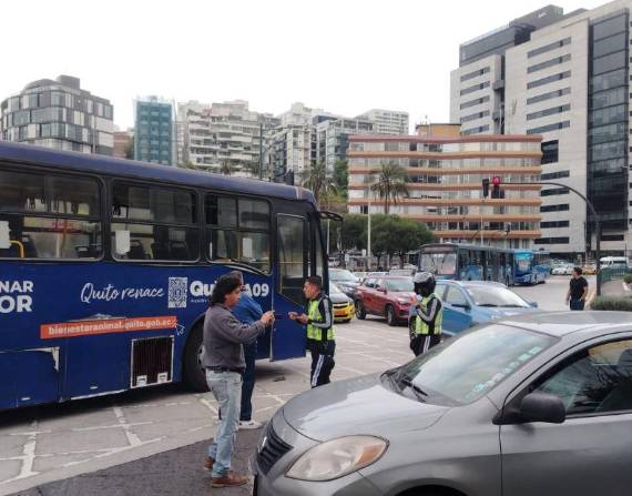 Siniestro de tránsito en la Plaza Argentina, norte de Quito.