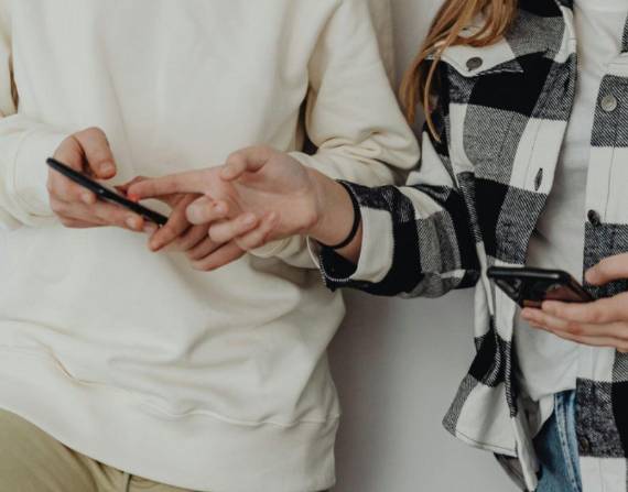 Imagen para graficar cómo los jóvenes usan celulares.