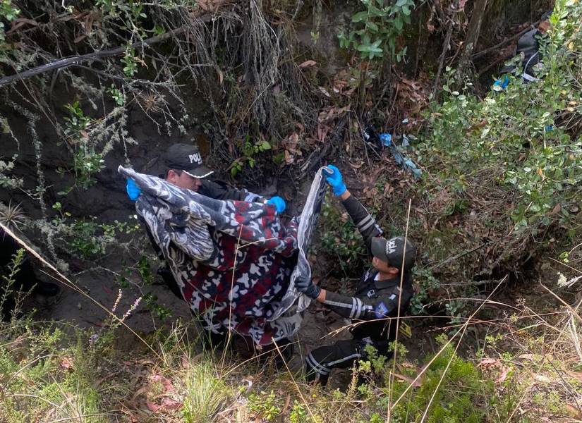 Policías encontraron un cuerpo en descomposición y una manta en la que fue envuelto.