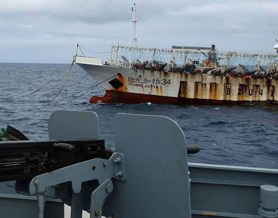 Imagen de archivo del Comando de Operaciones Insular de la Armada en labores de patrullaje por la presencia de la flota china cerca de Galápagos.