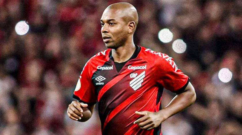 Fernandinho, figura del Atlético Paranaense tiene dudas sobre el estado de la cancha del Monumental