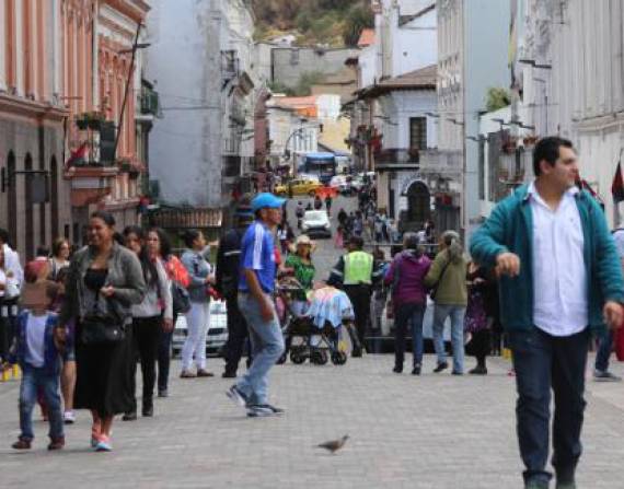 Habitantes caminan por el Centro Histórico de Quito.