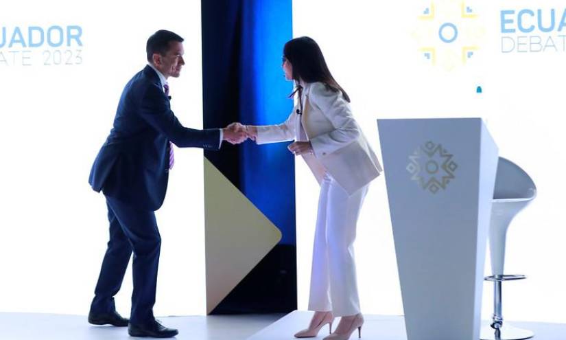 Daniel Noboa y Luisa González saludan durante el debate presidencial.