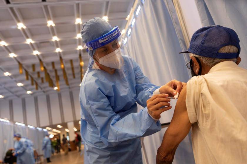 Menos del 1 % de los vacunados se contagia, según ministro de Sanidad ruso