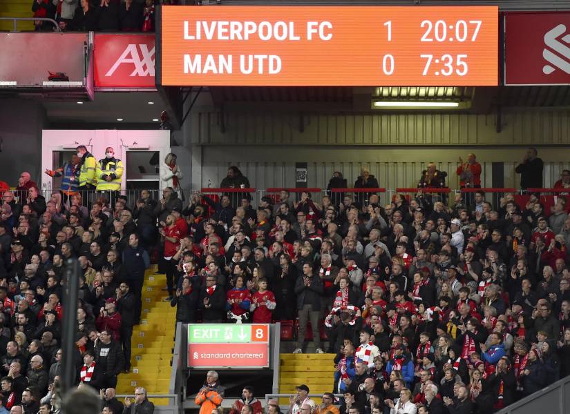 En el minuto 7, la gente se levantó de sus asientos y comenzó a aplaudir a Cristiano Ronaldo y comenzó a corear 'You'll Never Wal Alone'.