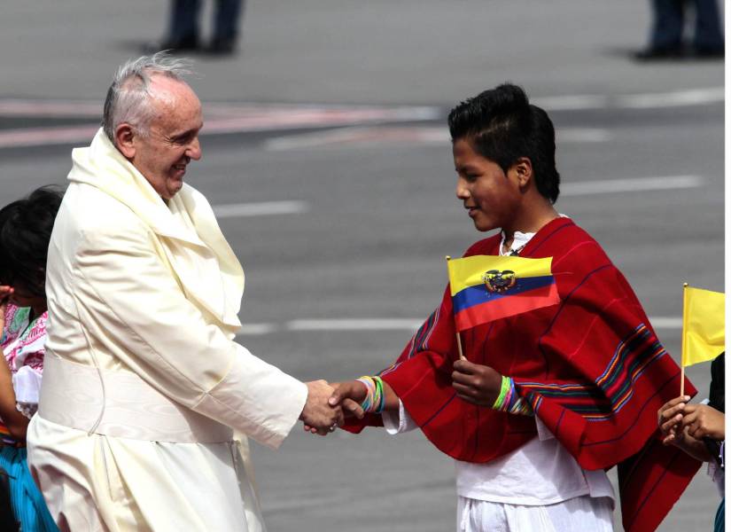 El Papa Francisco saluda a jóvenes a su llegada hoy, domingo 5 de julio de 2015, a Quito, capital de Ecuador, en la primera parada en su gira latinoamericana.