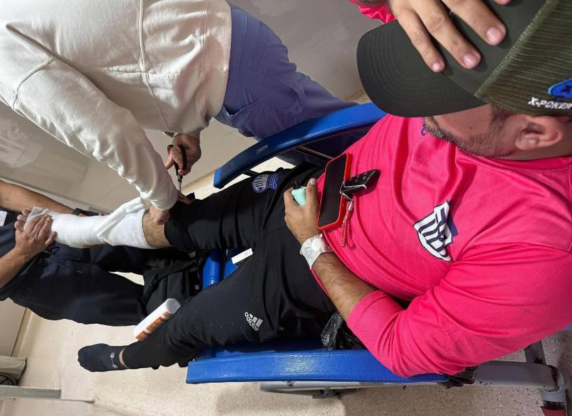 Emilio Pinargote con el yeso.