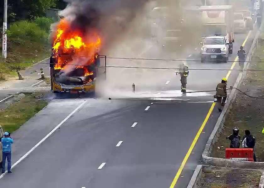 Un bus intercantonal se incendió en el ingreso a Progreso, parroquia rural de Guayaquil
