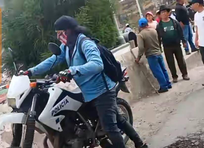 Uno de los comuneros junto a la motocicleta.