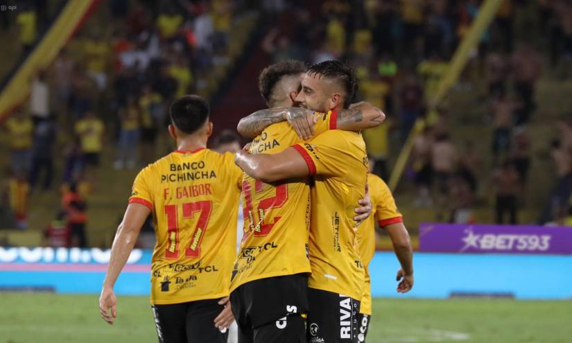 Jugadores de Barcelona felicitan a Francisco Fydriszewski, autor de dos goles ante Gualaceo.