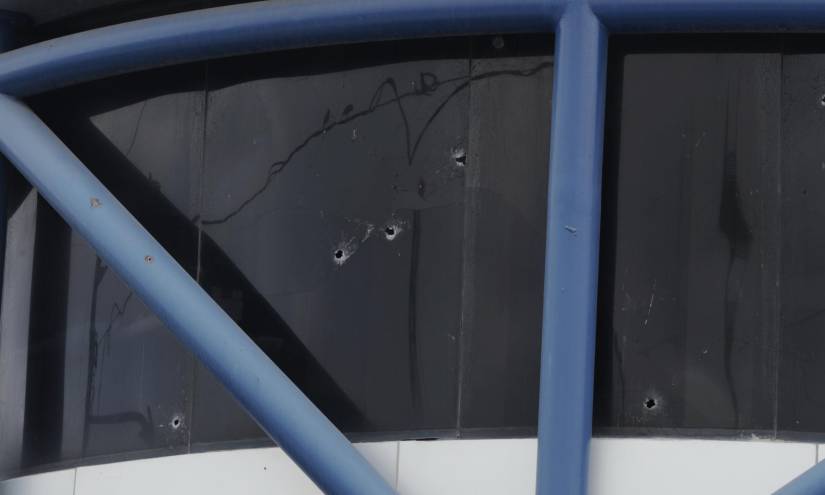 Los proyectiles atravesaron varios vidrios de la compañía, que ahora está resguardada por policías.