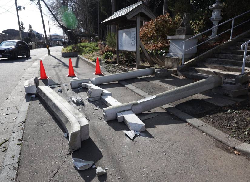 Destrozos en una calles de Japón después del terremoto.