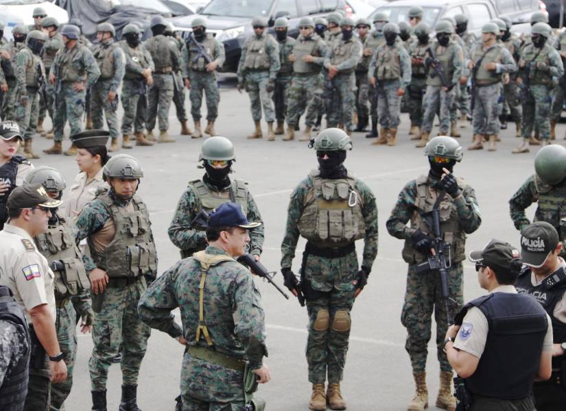 Militares y policías coordinan acciones para realizar una intervención en Durán (Guayas).