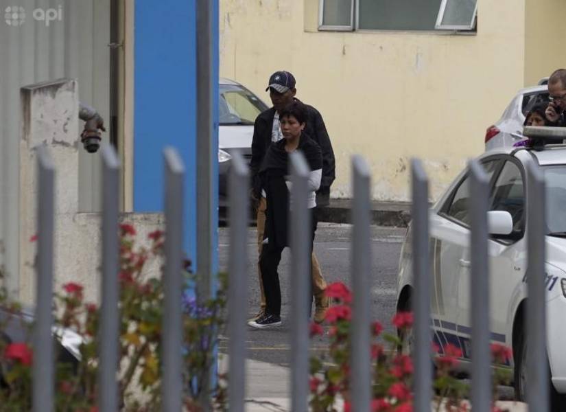 Elizabeth Otavalo, madre de María Belén Bernal, acudió a la Policía Judicial donde se realiza la autopsia.