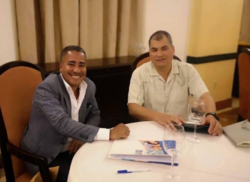 Bolívar Armijos y Rafael Correa en una reunión en Cuba.