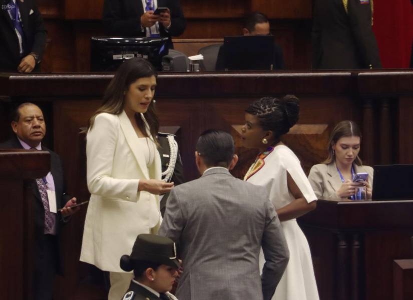 La legisladora Valentina Centeno de ADN dialoga con Paola Cabezas de la Revolución Ciudadana durante la primera sesión de la Asamblea.