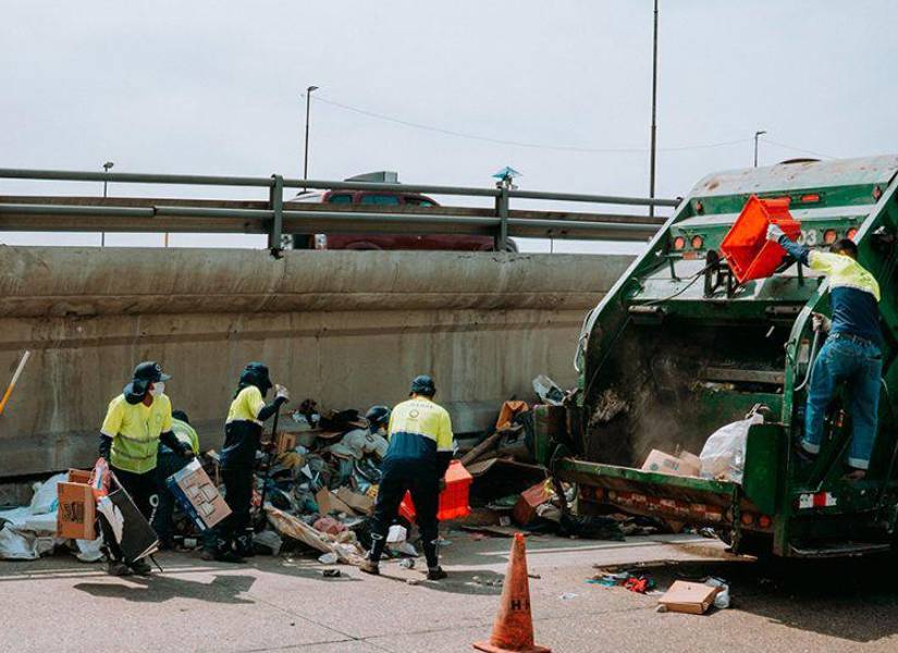 Personal de Urvaseo recogió la basura debajo del paso elevado.