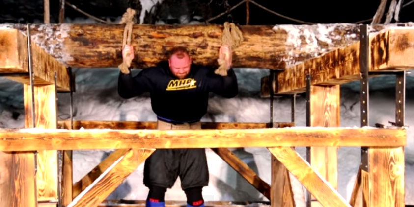 (VIDEO) Montañista logra levantar tronco de más de 600 kilos