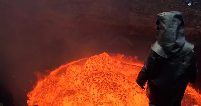 Increíble video de un hombre entrando a un volcán en erupción