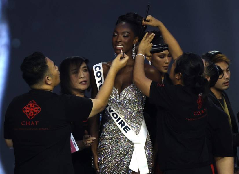 Miss Costa de Marfil arreglándose para la gala final.