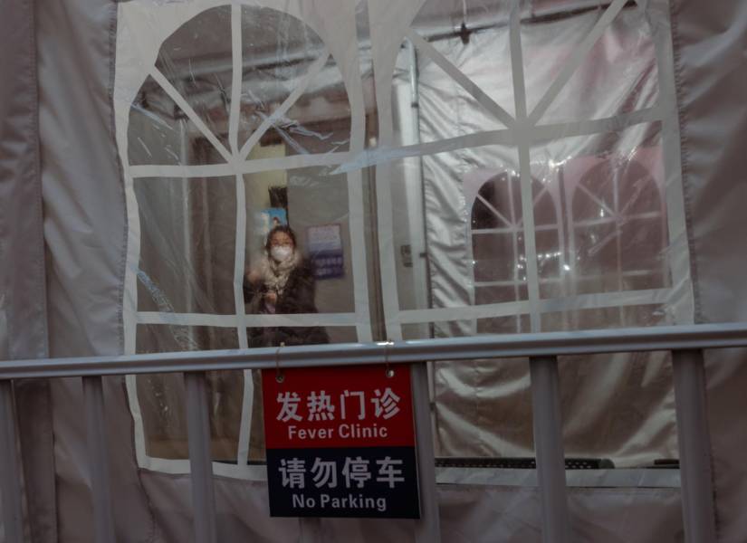Una mujer sale de la clínica de fiebre, en Shanghái, China, este martes.